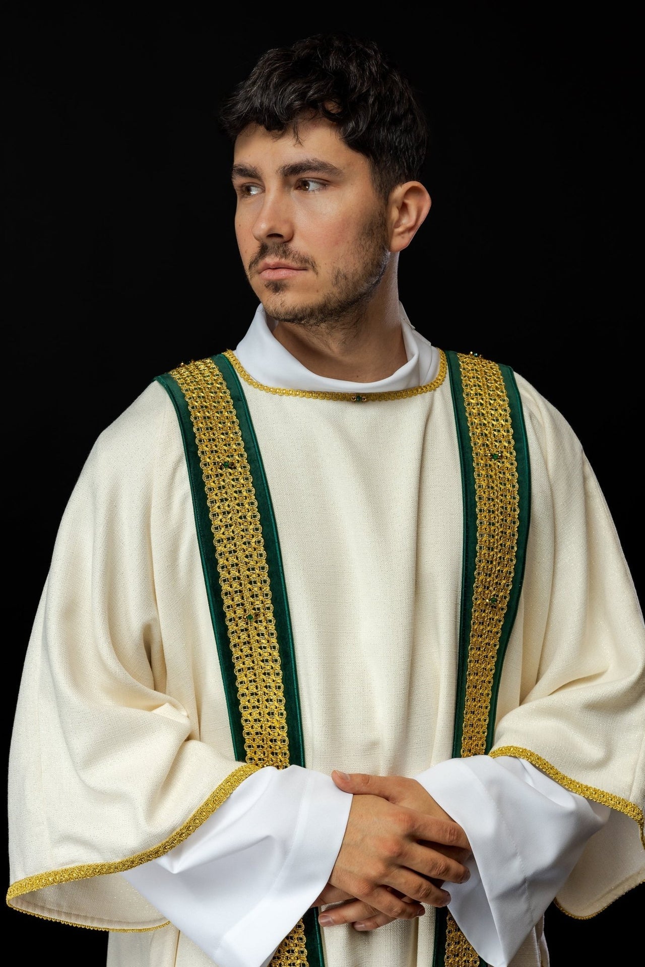 Ręcznie Robiona Dalmatyka z Kamieniami Naturalnymi - Kolekcja Handmade 1001 - SZATYLITURGICZNE.PL