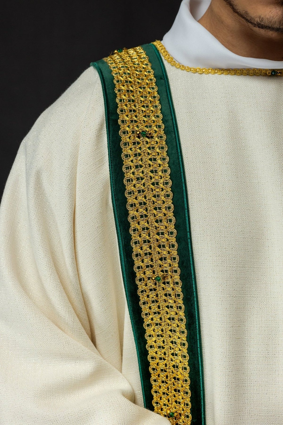 Ręcznie Robiona Dalmatyka z Kamieniami Naturalnymi - Kolekcja Handmade 1001 - SZATYLITURGICZNE.PL