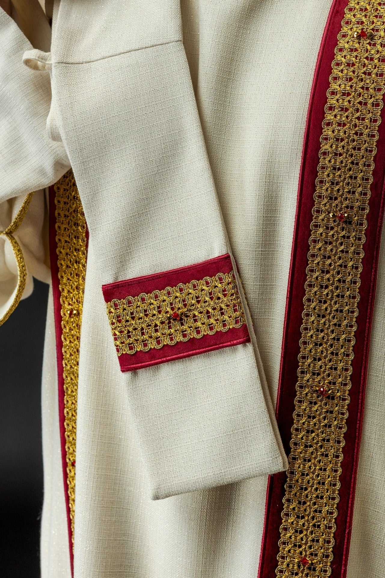 Ręcznie Robiona Dalmatyka z Kamieniami Naturalnymi - Kolekcja Handmade 1001 - SZATYLITURGICZNE.PL