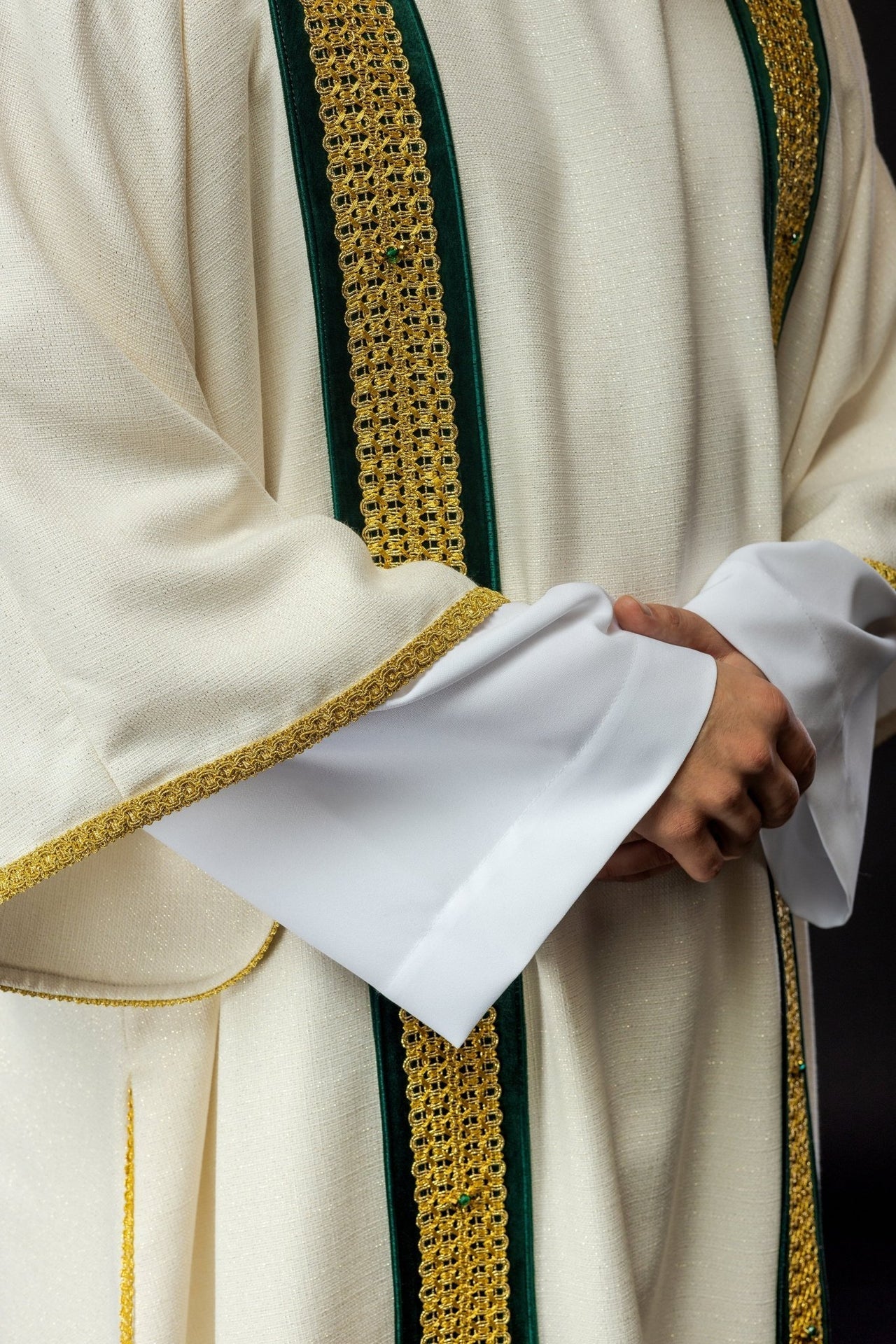 Ręcznie Robiona Dalmatyka z Kamieniami Naturalnymi - Kolekcja Handmade 1001 - SZATYLITURGICZNE.PL