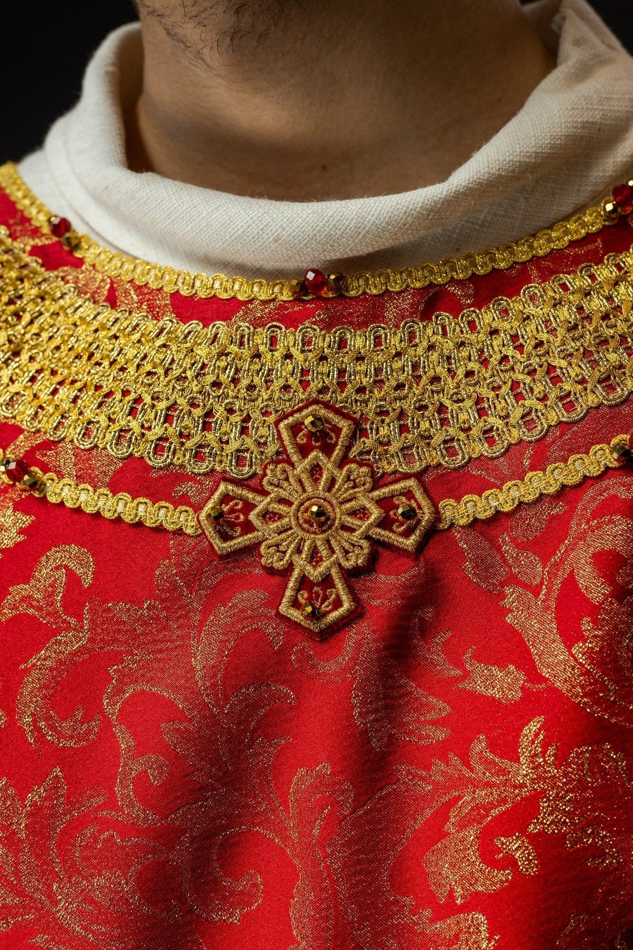 Ręcznie Robiony Ornat Czerwony z Kamieniami Szlachetnymi - Handmade 7010 - SZATYLITURGICZNE.PL