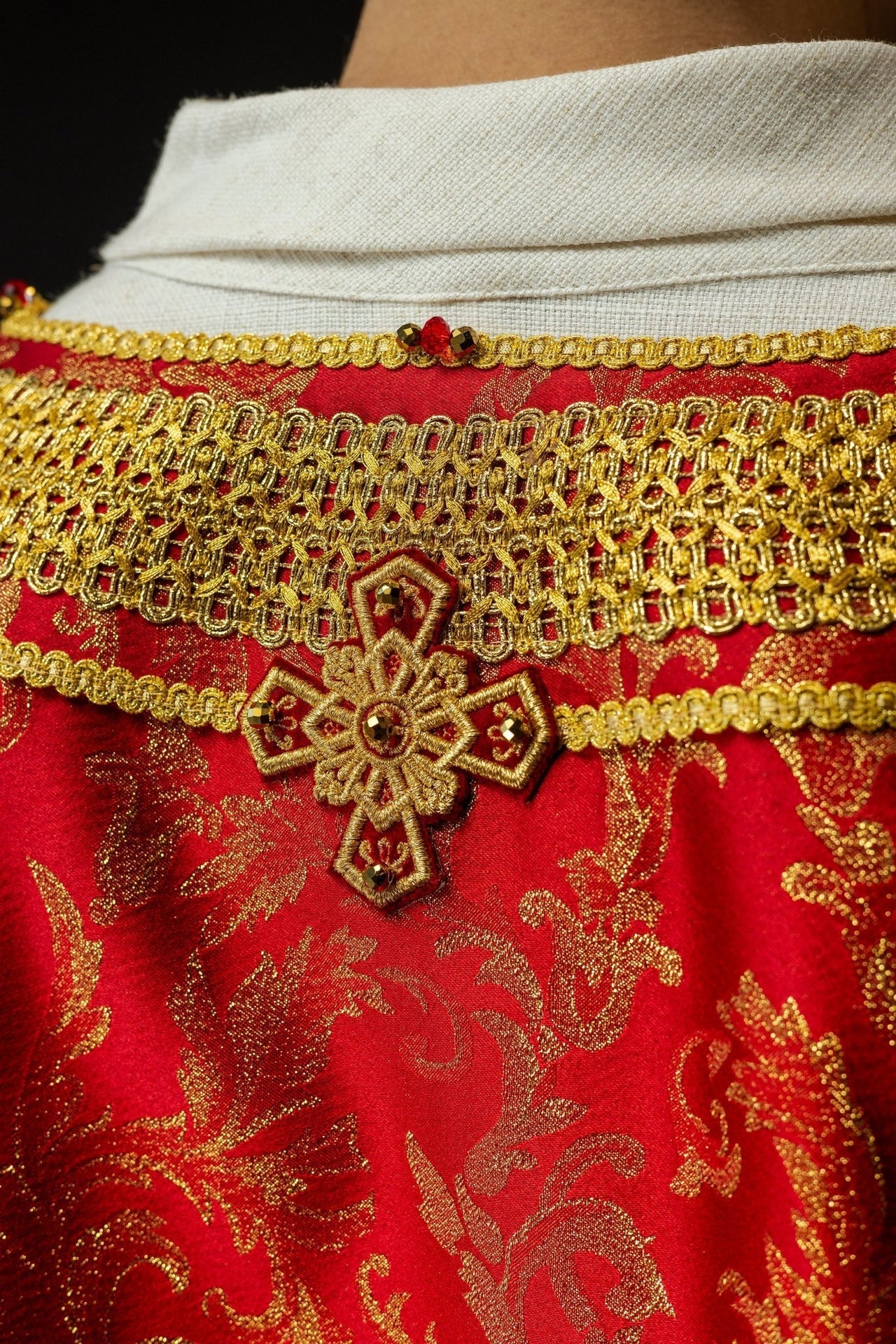Ręcznie Robiony Ornat Czerwony z Kamieniami Szlachetnymi - Handmade 7010 - SZATYLITURGICZNE.PL