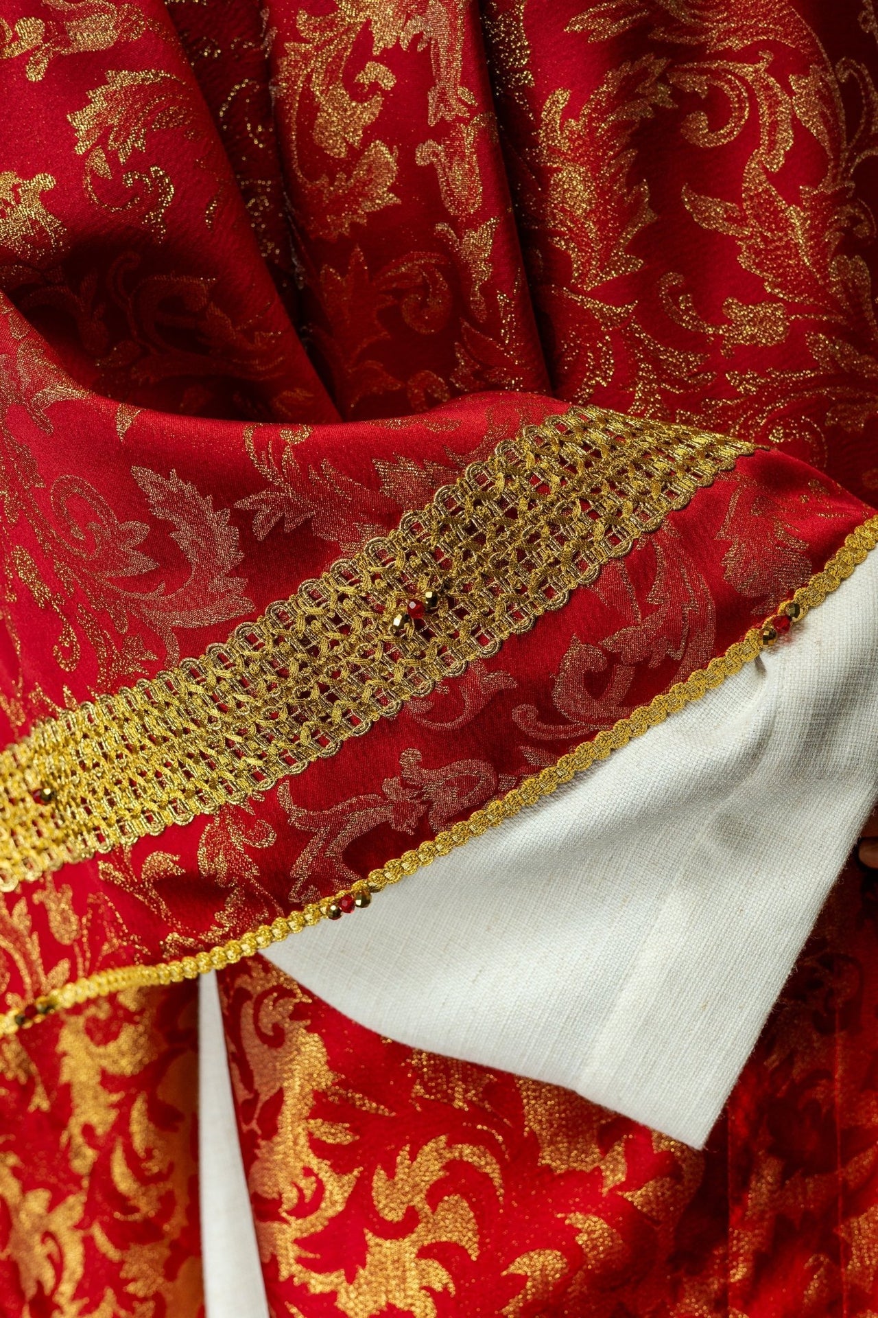 Ręcznie Robiony Ornat Czerwony z Kamieniami Szlachetnymi - Handmade 7010 - SZATYLITURGICZNE.PL