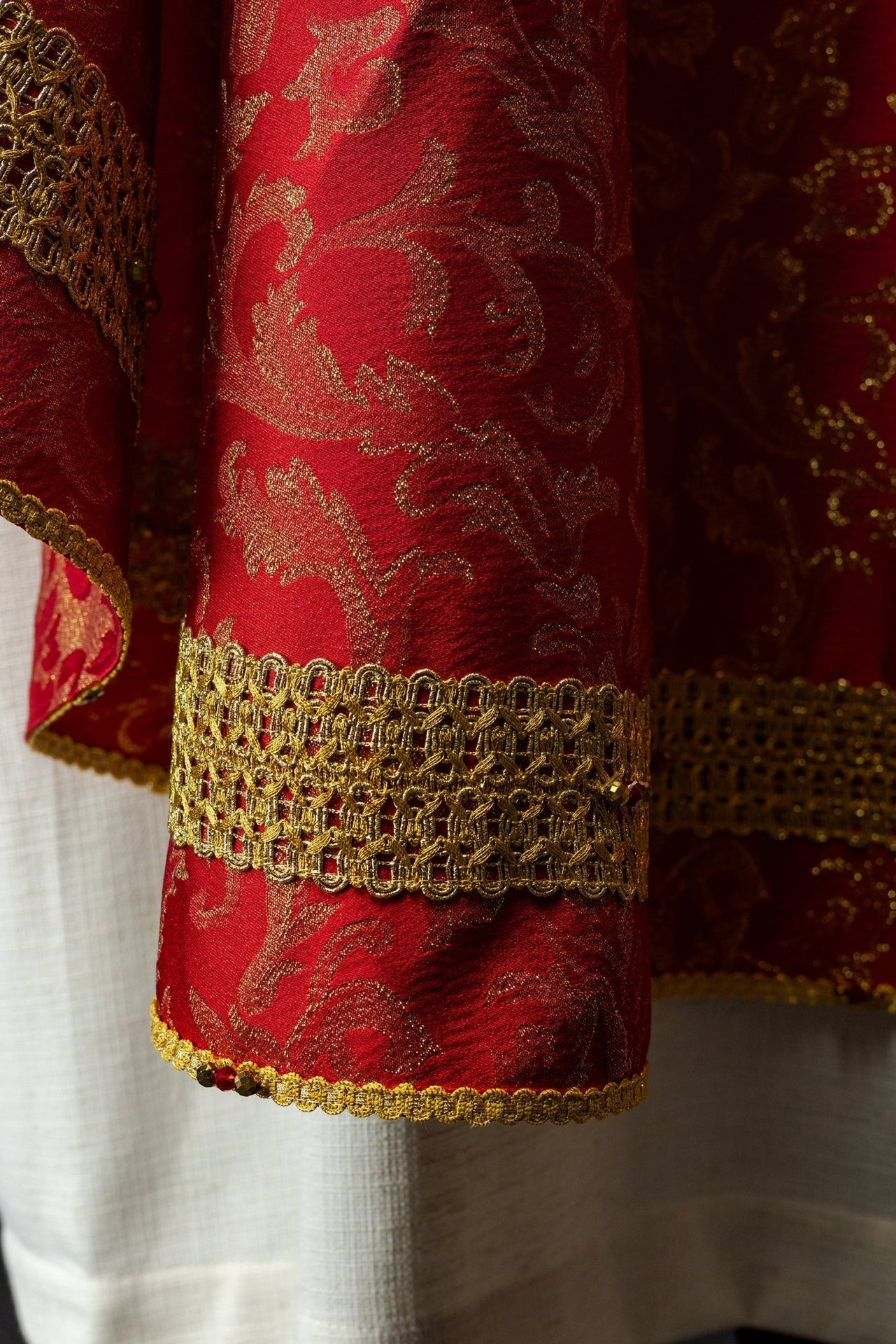Ręcznie Robiony Ornat Czerwony z Kamieniami Szlachetnymi - Handmade 7010 - SZATYLITURGICZNE.PL