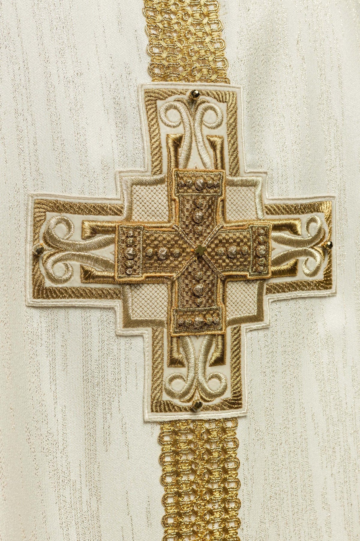 Ręcznie Robiony Ornat Ecru z Kamieniami - Kolekcja Handmade 7015 - SZATYLITURGICZNE.PL