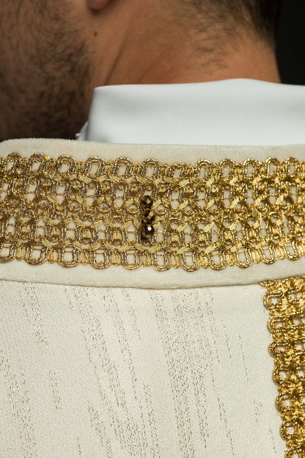 Ręcznie Robiony Ornat Ecru z Kamieniami - Kolekcja Handmade 7015 - SZATYLITURGICZNE.PL