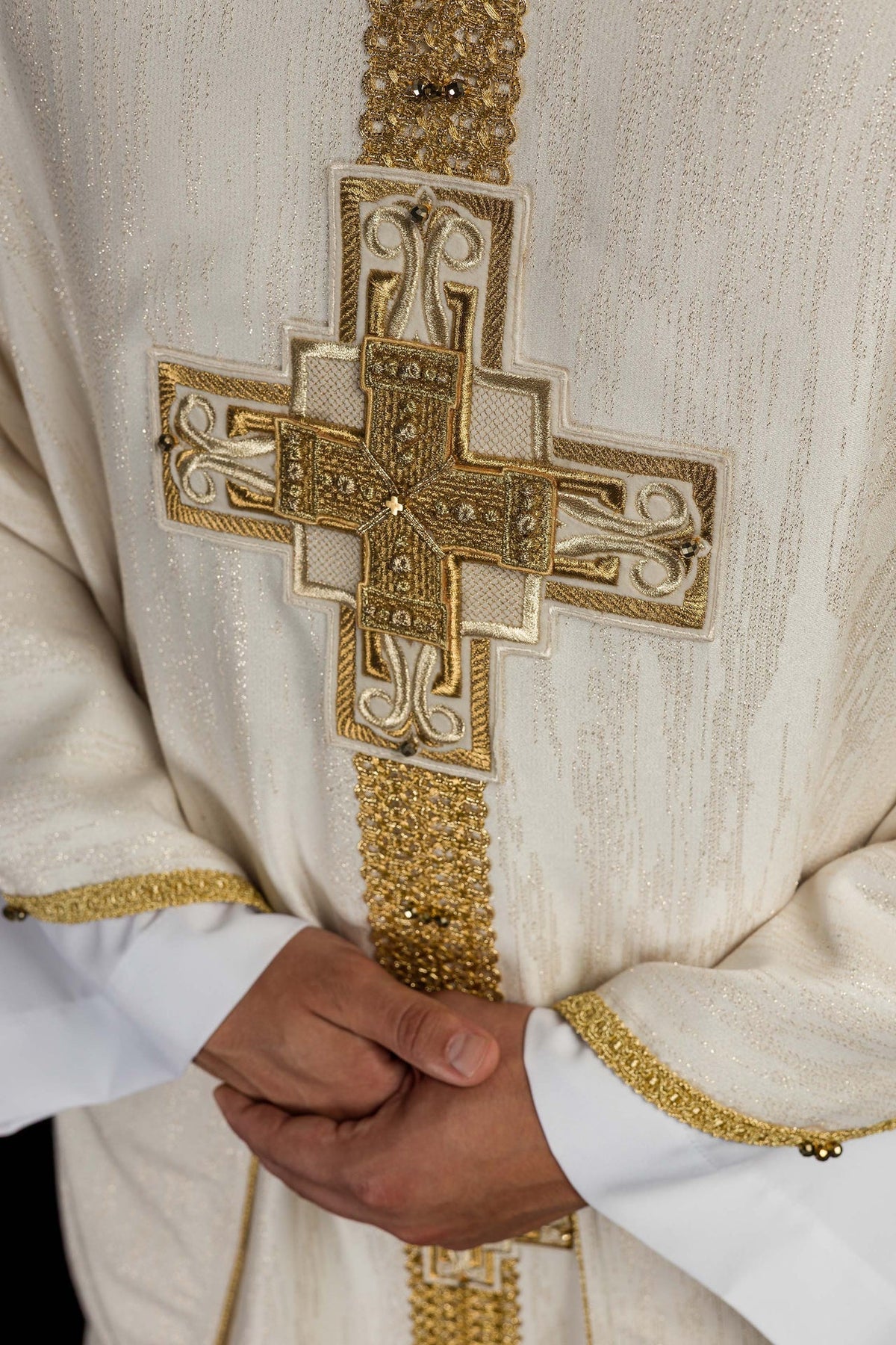 Ręcznie Robiony Ornat Ecru z Kamieniami - Kolekcja Handmade 7015 - SZATYLITURGICZNE.PL