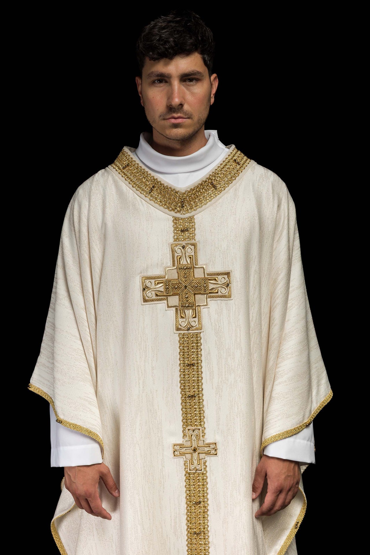 Ręcznie Robiony Ornat Ecru z Kamieniami - Kolekcja Handmade 7015 - SZATYLITURGICZNE.PL