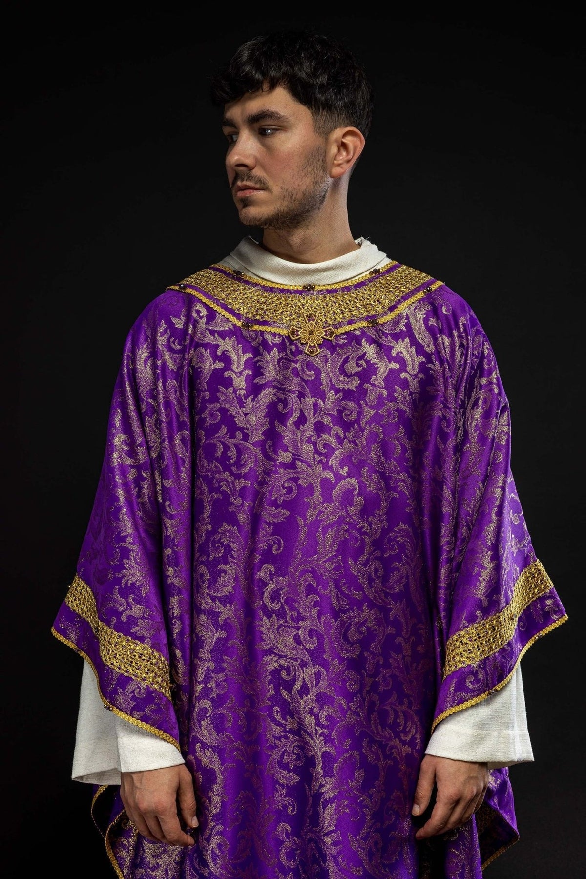Ręcznie robiony ornat fioletowy z kamieniami szlachetnymi Handmade 7010 - SZATYLITURGICZNE.PL