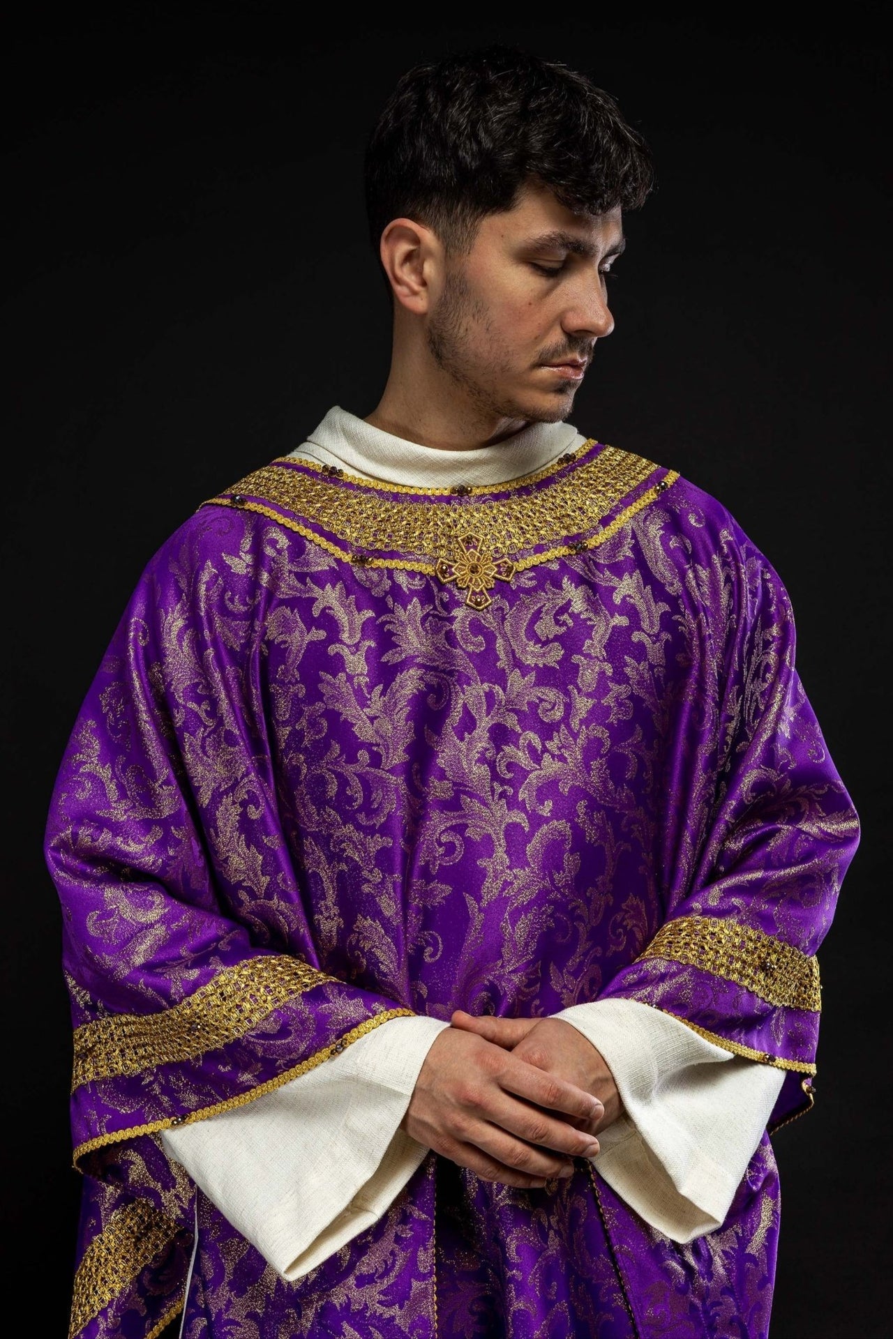 Ręcznie robiony ornat fioletowy z kamieniami szlachetnymi Handmade 7010 - SZATYLITURGICZNE.PL