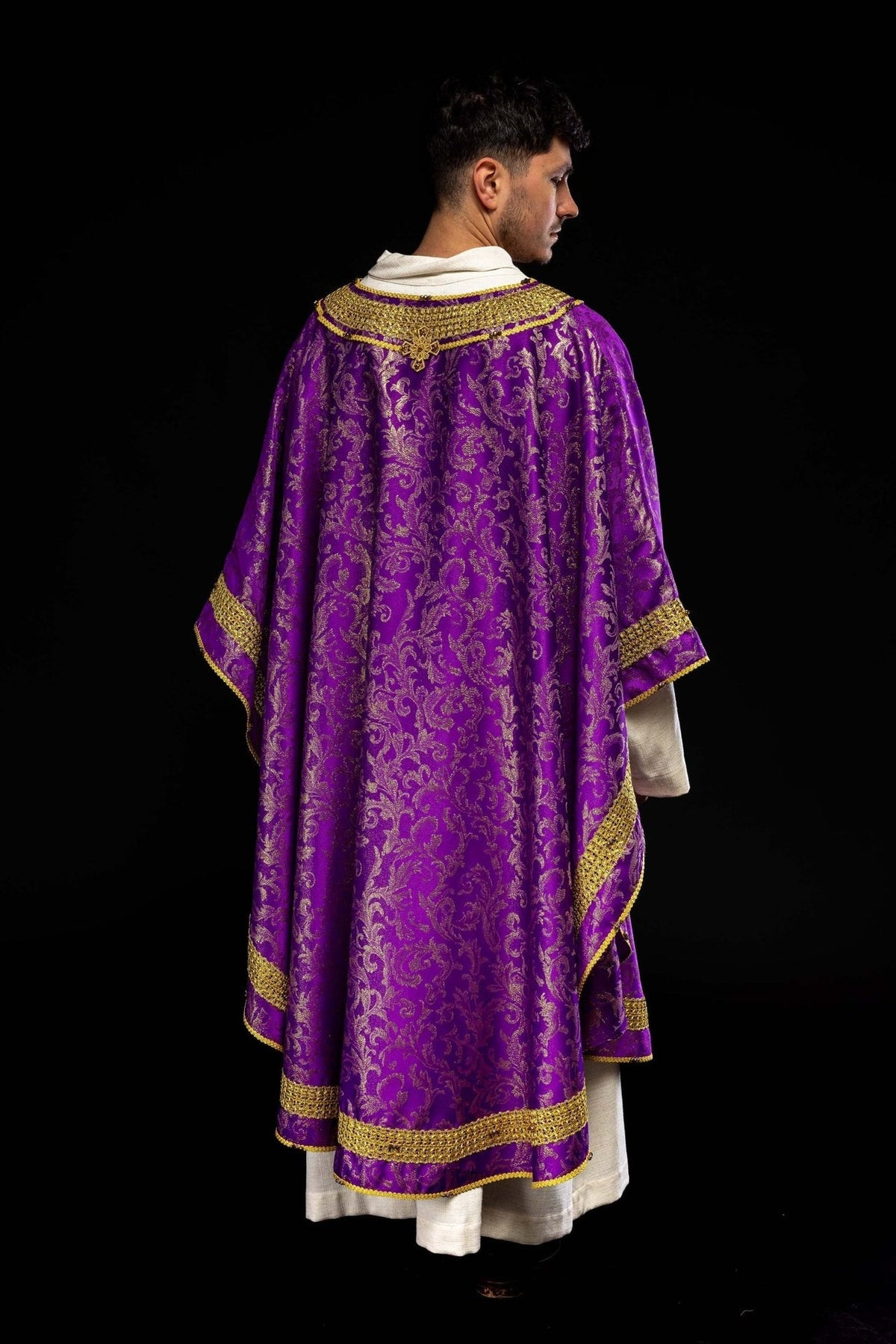 Ręcznie robiony ornat fioletowy z kamieniami szlachetnymi Handmade 7010 - SZATYLITURGICZNE.PL