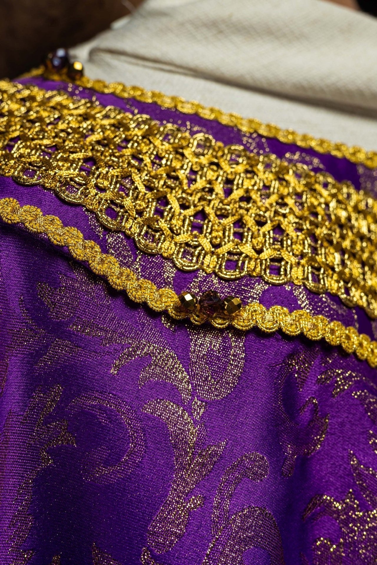 Ręcznie robiony ornat fioletowy z kamieniami szlachetnymi Handmade 7010 - SZATYLITURGICZNE.PL