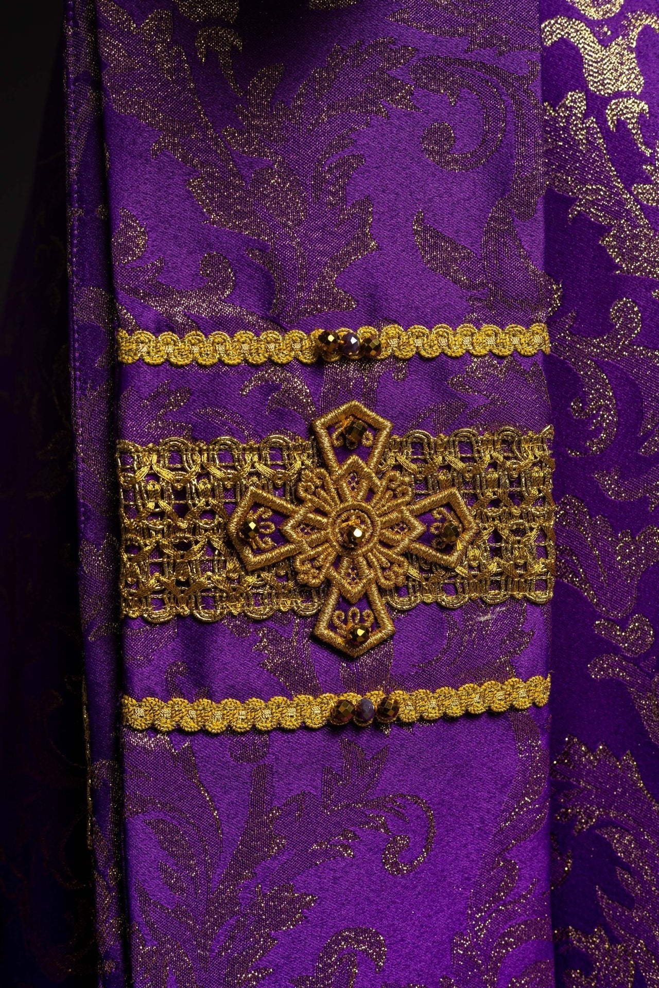 Ręcznie robiony ornat fioletowy z kamieniami szlachetnymi Handmade 7010 - SZATYLITURGICZNE.PL