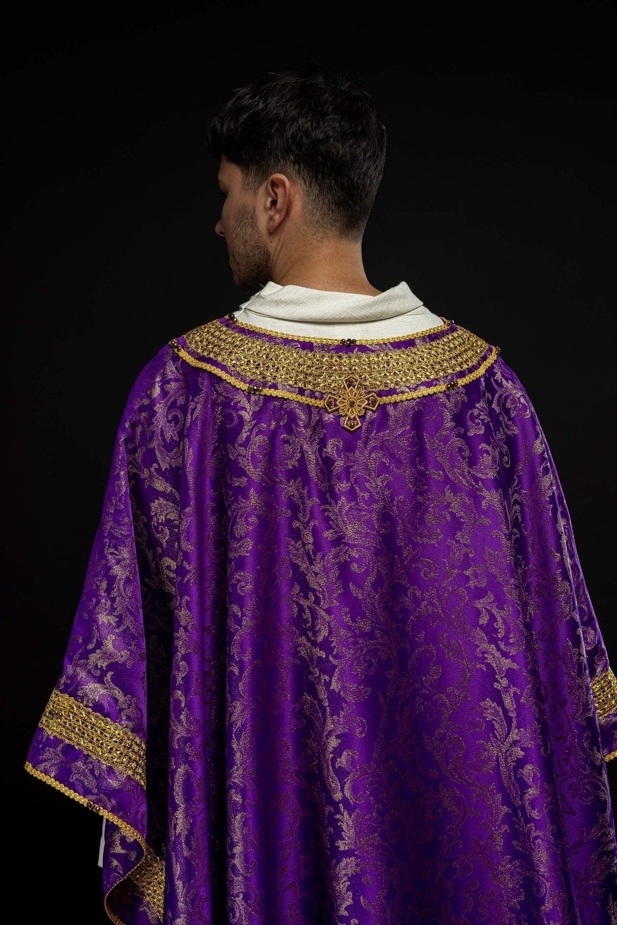 Ręcznie robiony ornat fioletowy z kamieniami szlachetnymi Handmade 7010 - SZATYLITURGICZNE.PL