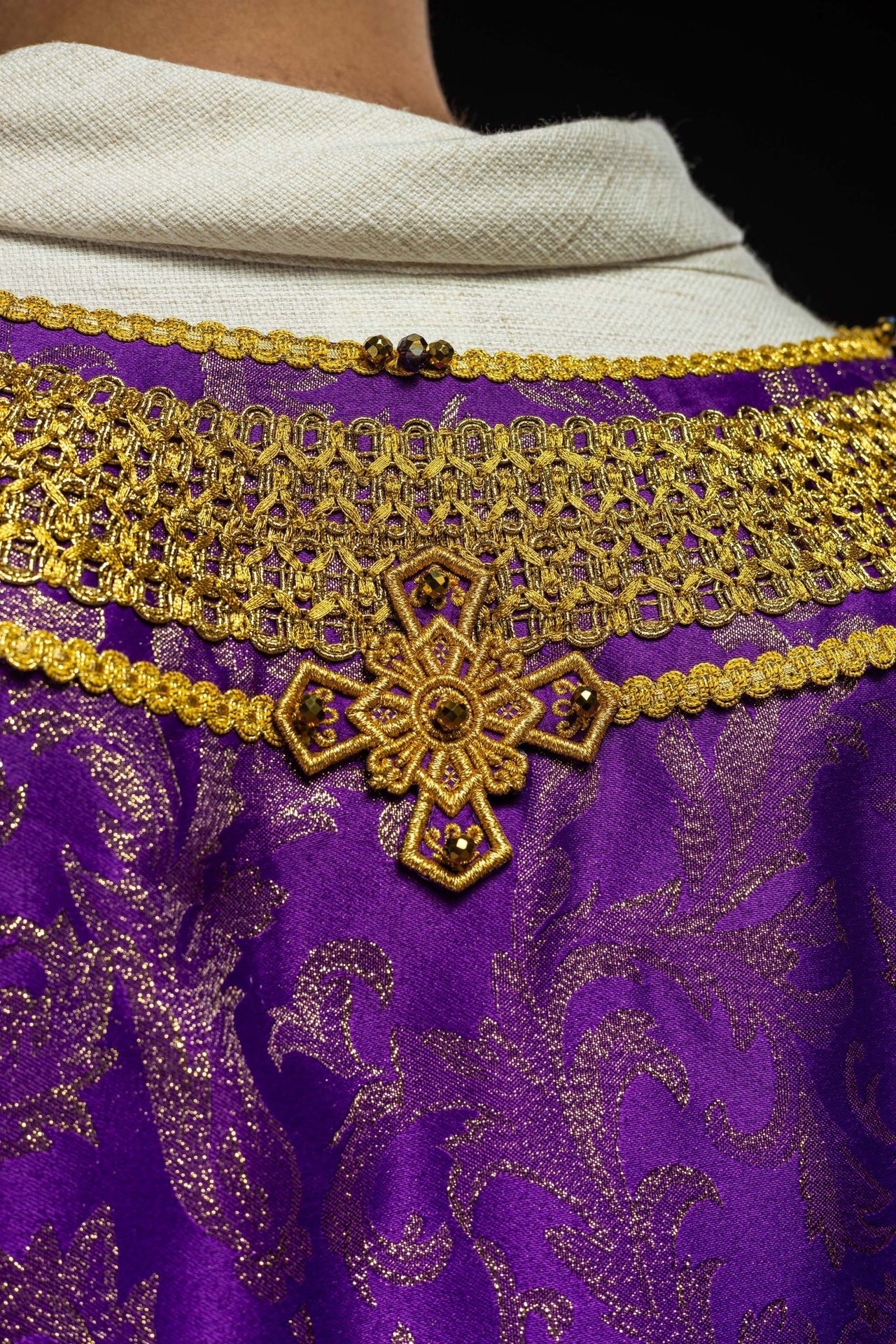 Ręcznie robiony ornat fioletowy z kamieniami szlachetnymi Handmade 7010 - SZATYLITURGICZNE.PL