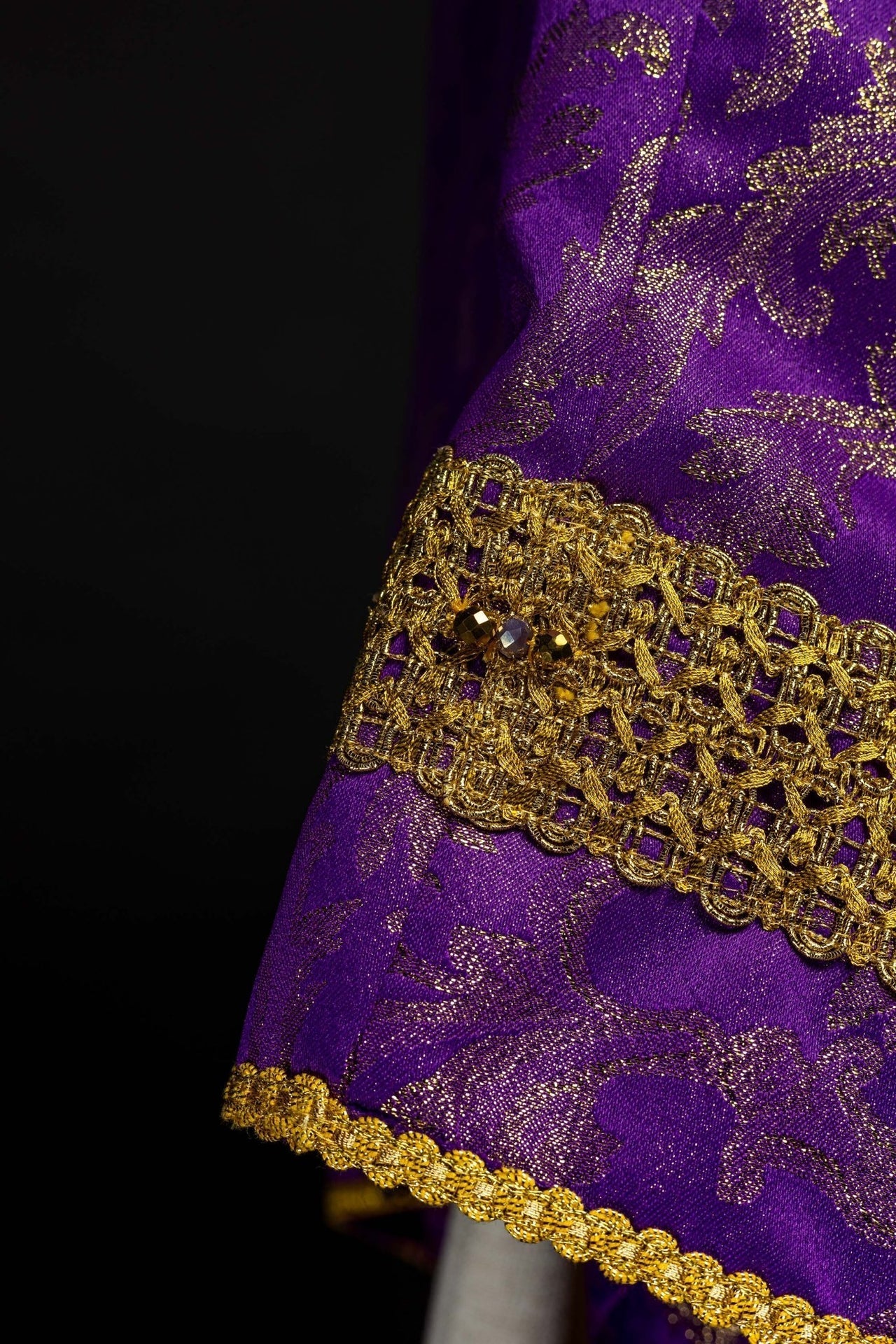 Ręcznie robiony ornat fioletowy z kamieniami szlachetnymi Handmade 7010 - SZATYLITURGICZNE.PL