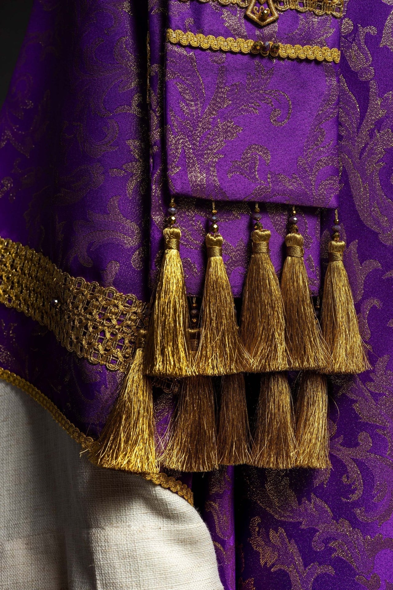 Ręcznie robiony ornat fioletowy z kamieniami szlachetnymi Handmade 7010 - SZATYLITURGICZNE.PL