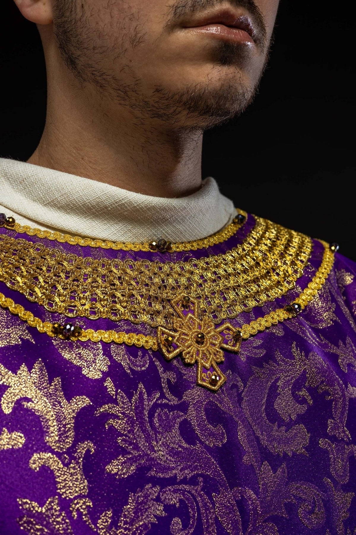 Ręcznie robiony ornat fioletowy z kamieniami szlachetnymi Handmade 7010 - SZATYLITURGICZNE.PL