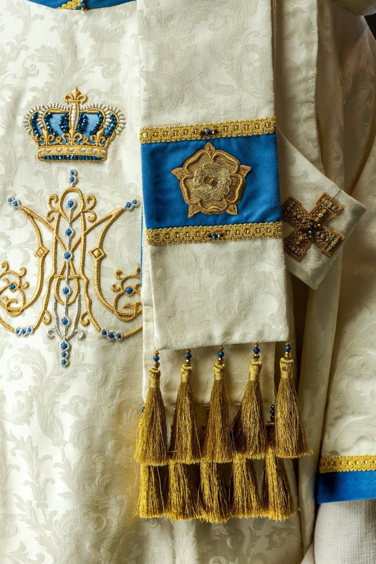 Ręcznie Robiony Ornat Maryjny z Kamieniami Szlachetnymi - Handmade 7006 - SZATYLITURGICZNE.PL