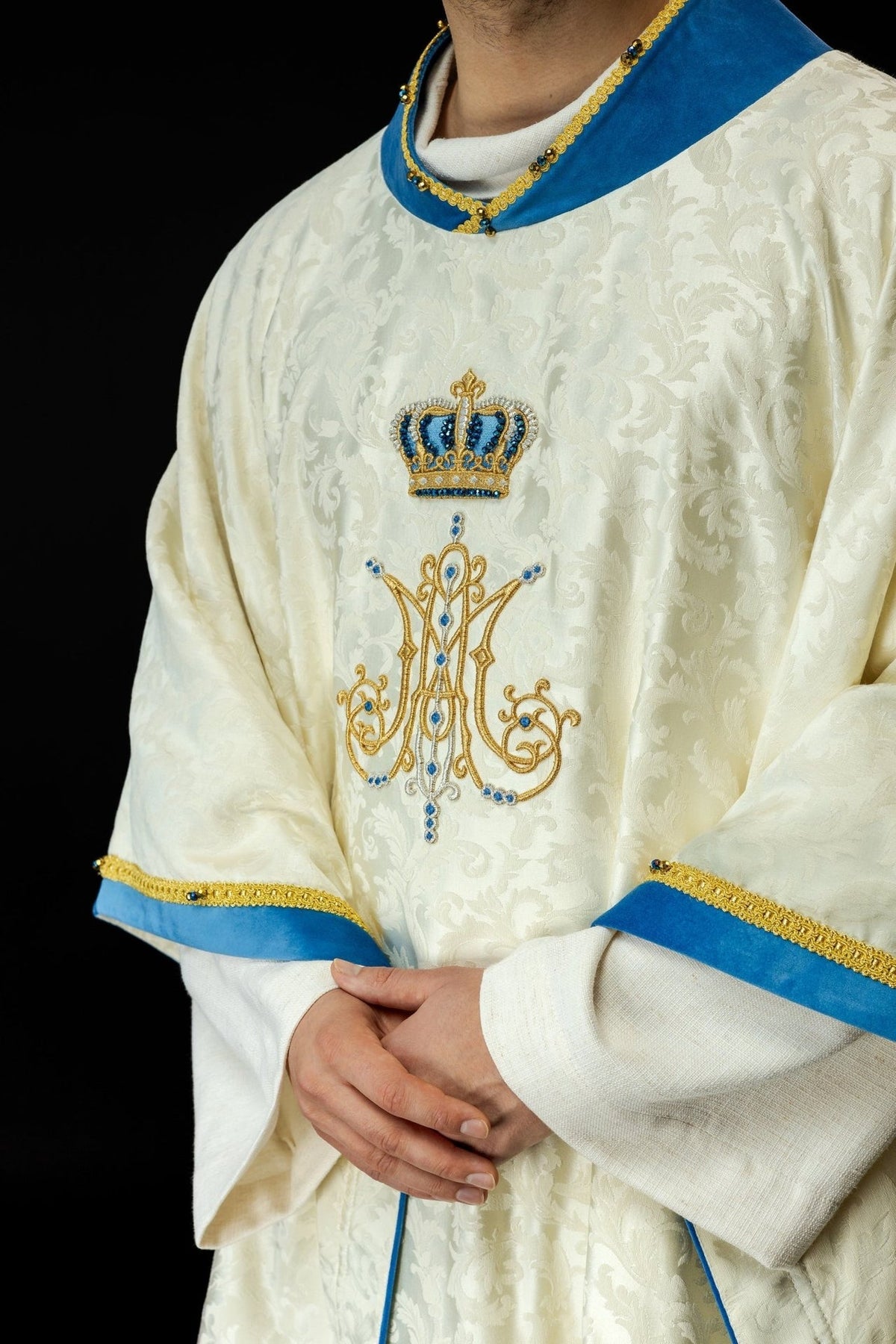 Ręcznie Robiony Ornat Maryjny z Kamieniami Szlachetnymi - Handmade 7006 - SZATYLITURGICZNE.PL