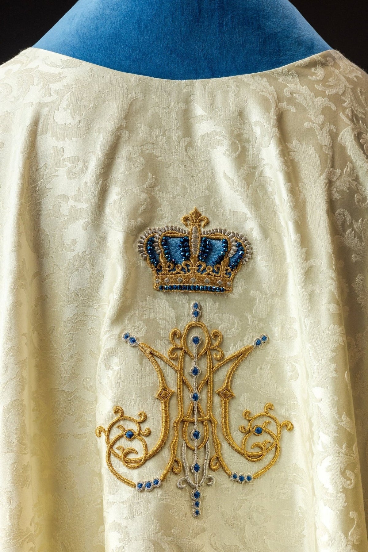 Ręcznie Robiony Ornat Maryjny z Kamieniami Szlachetnymi - Handmade 7006 - SZATYLITURGICZNE.PL