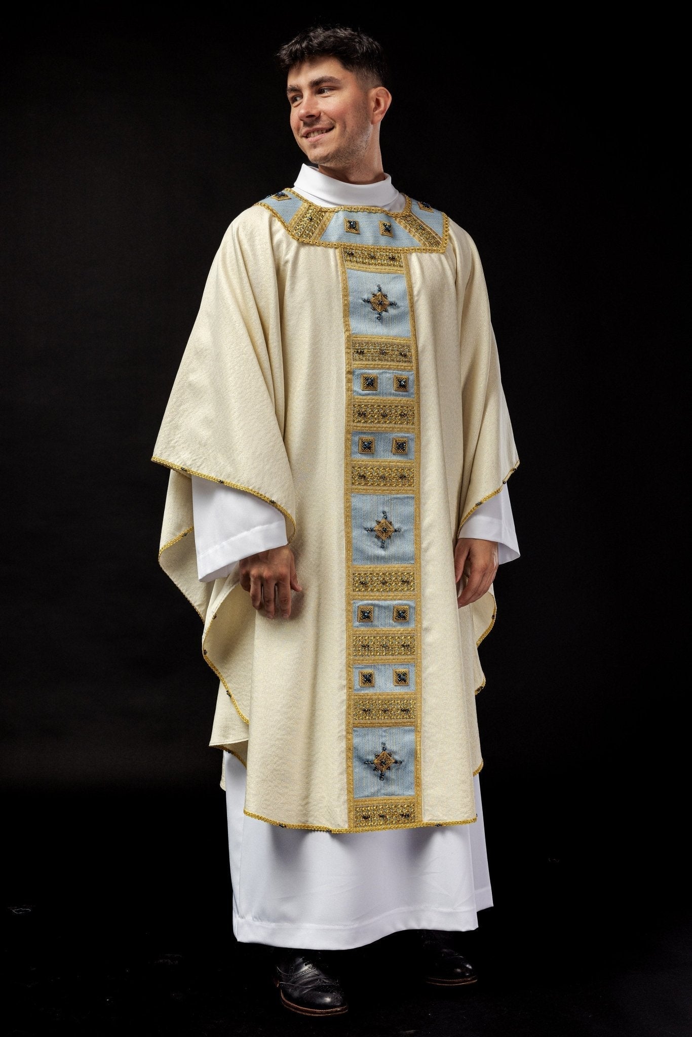 Ręcznie robiony Ornat Maryjny z Kamieniami Szlachetnymi - Kolekcja Handmade - SZATYLITURGICZNE.PL