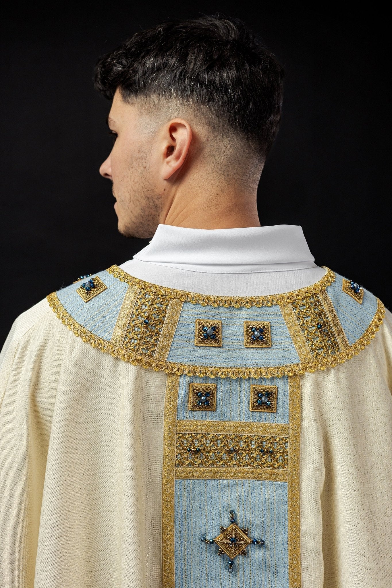 Ręcznie robiony Ornat Maryjny z Kamieniami Szlachetnymi - Kolekcja Handmade - SZATYLITURGICZNE.PL
