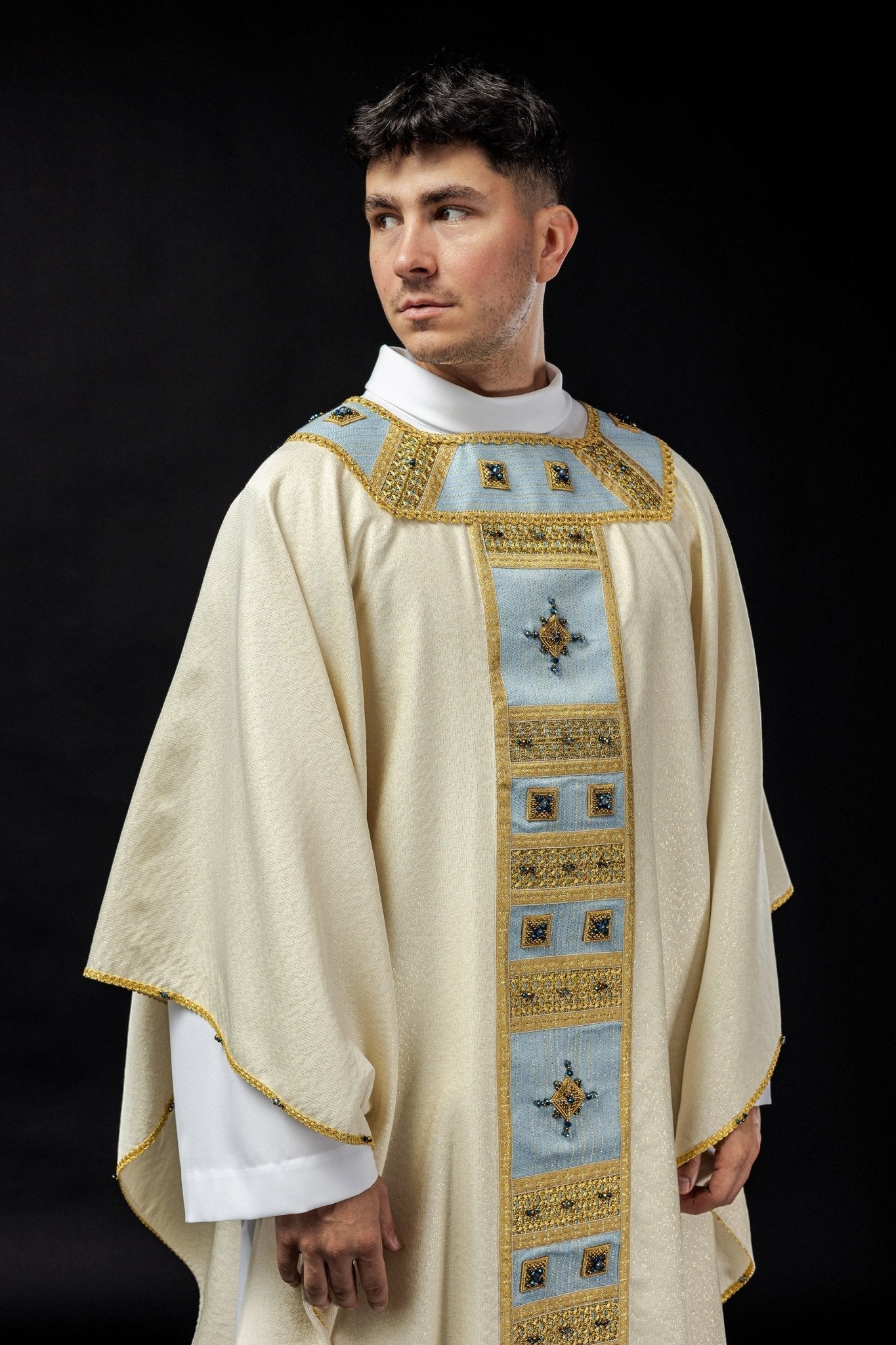 Ręcznie robiony Ornat Maryjny z Kamieniami Szlachetnymi - Kolekcja Handmade - SZATYLITURGICZNE.PL