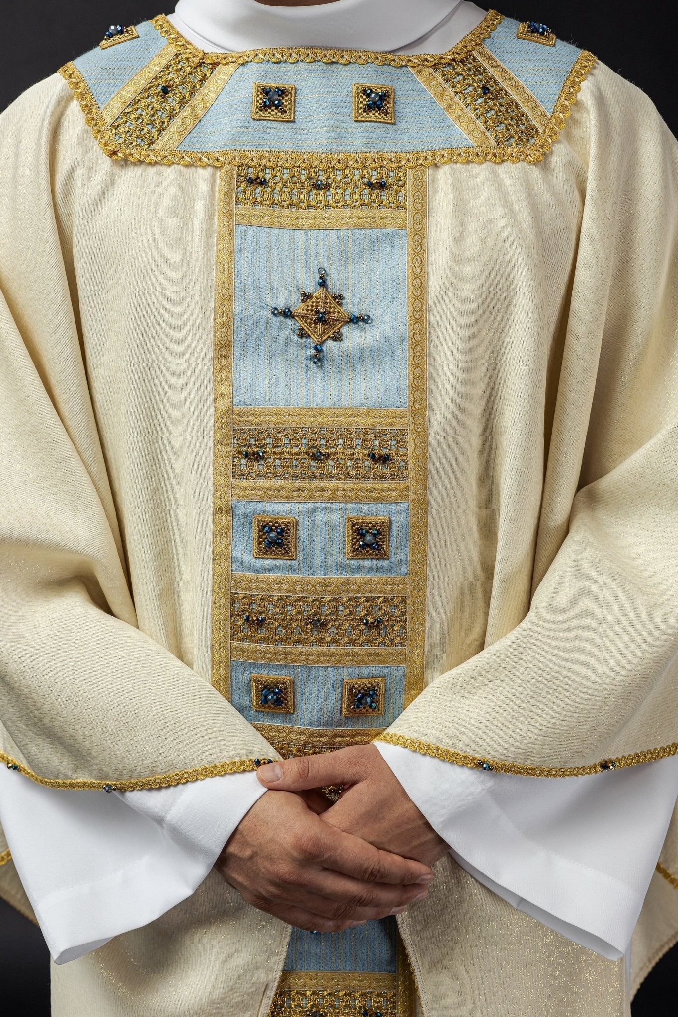 Ręcznie robiony Ornat Maryjny z Kamieniami Szlachetnymi - Kolekcja Handmade - SZATYLITURGICZNE.PL