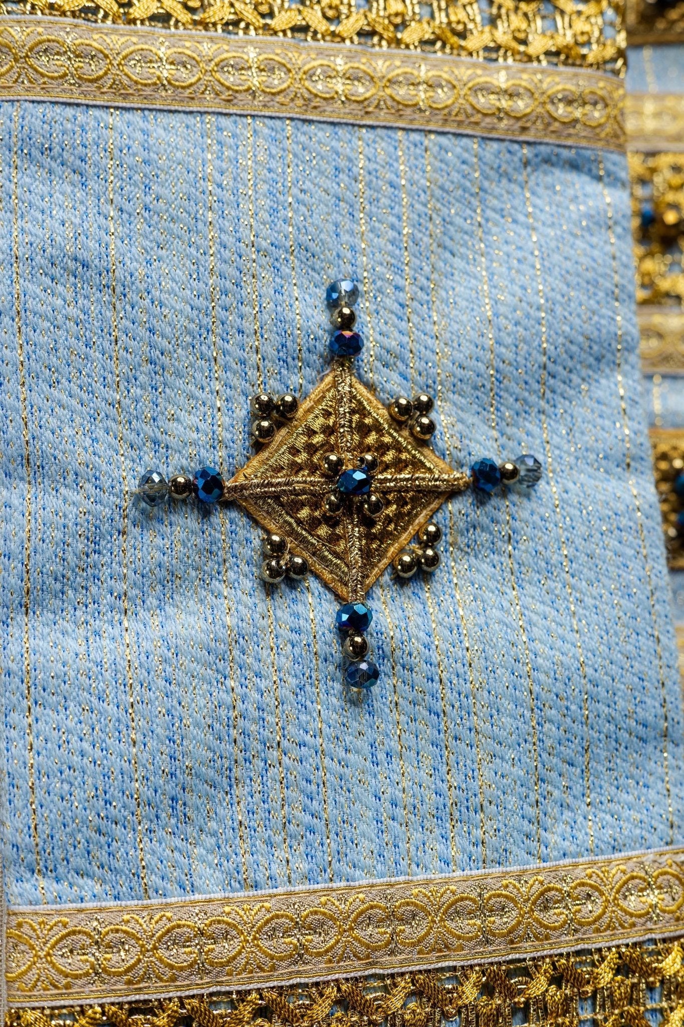 Ręcznie robiony Ornat Maryjny z Kamieniami Szlachetnymi - Kolekcja Handmade - SZATYLITURGICZNE.PL