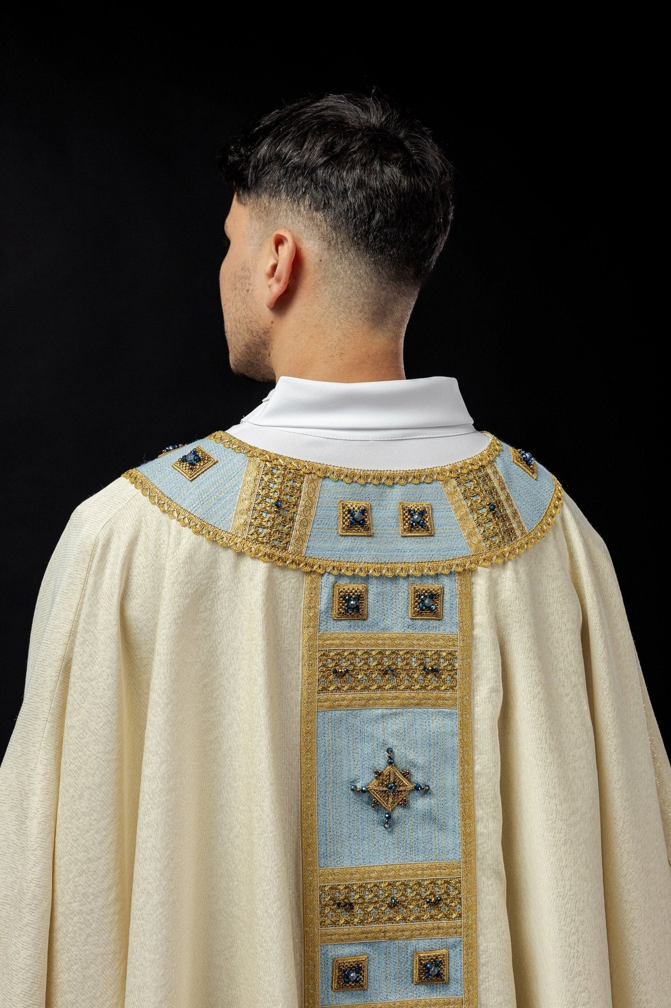 Ręcznie robiony Ornat Maryjny z Kamieniami Szlachetnymi - Kolekcja Handmade - SZATYLITURGICZNE.PL