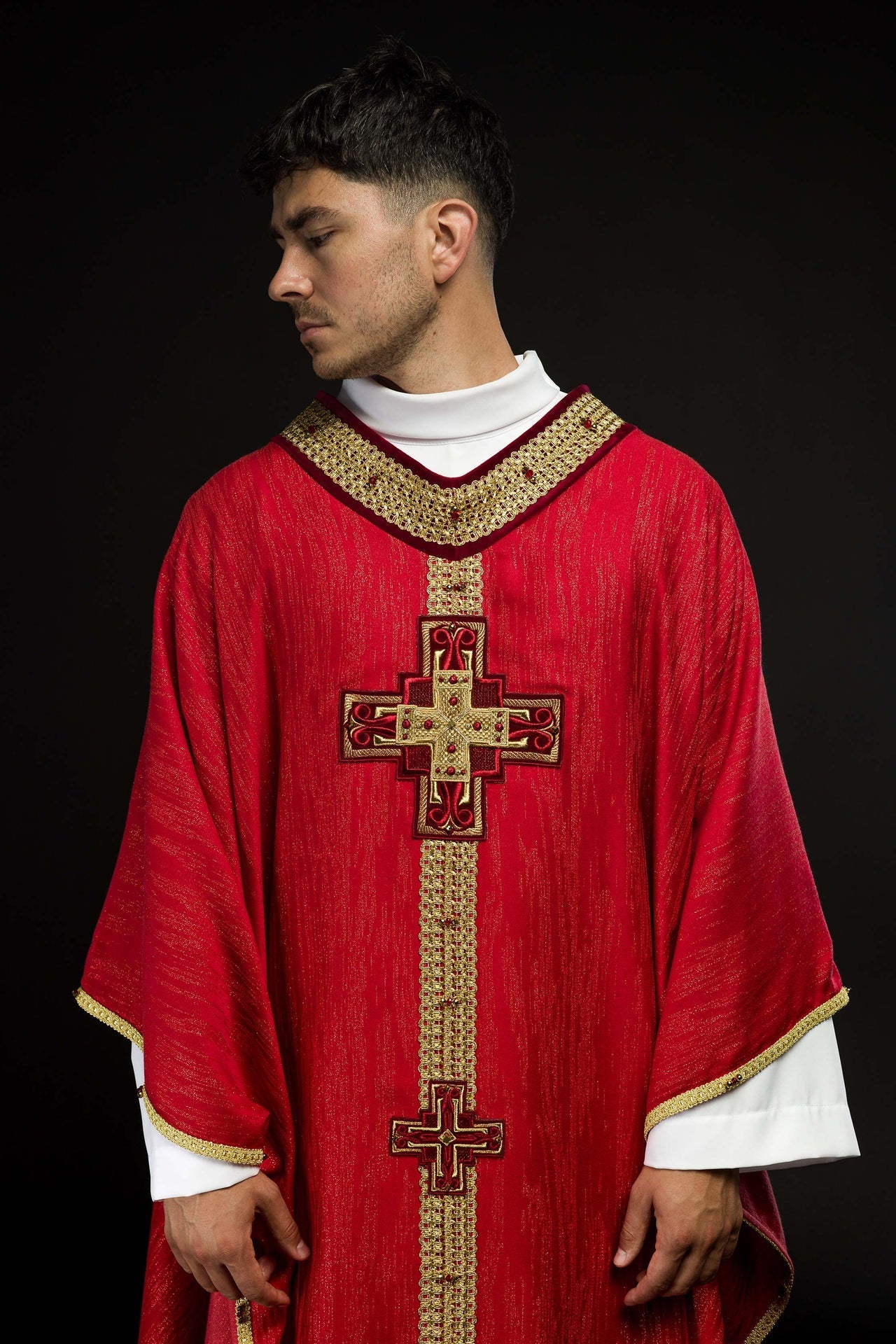 Ręcznie Robiony Ornat z Kamieniami Naturalnymi Czerwony - Kolekcja Handmade - SZATYLITURGICZNE.PL