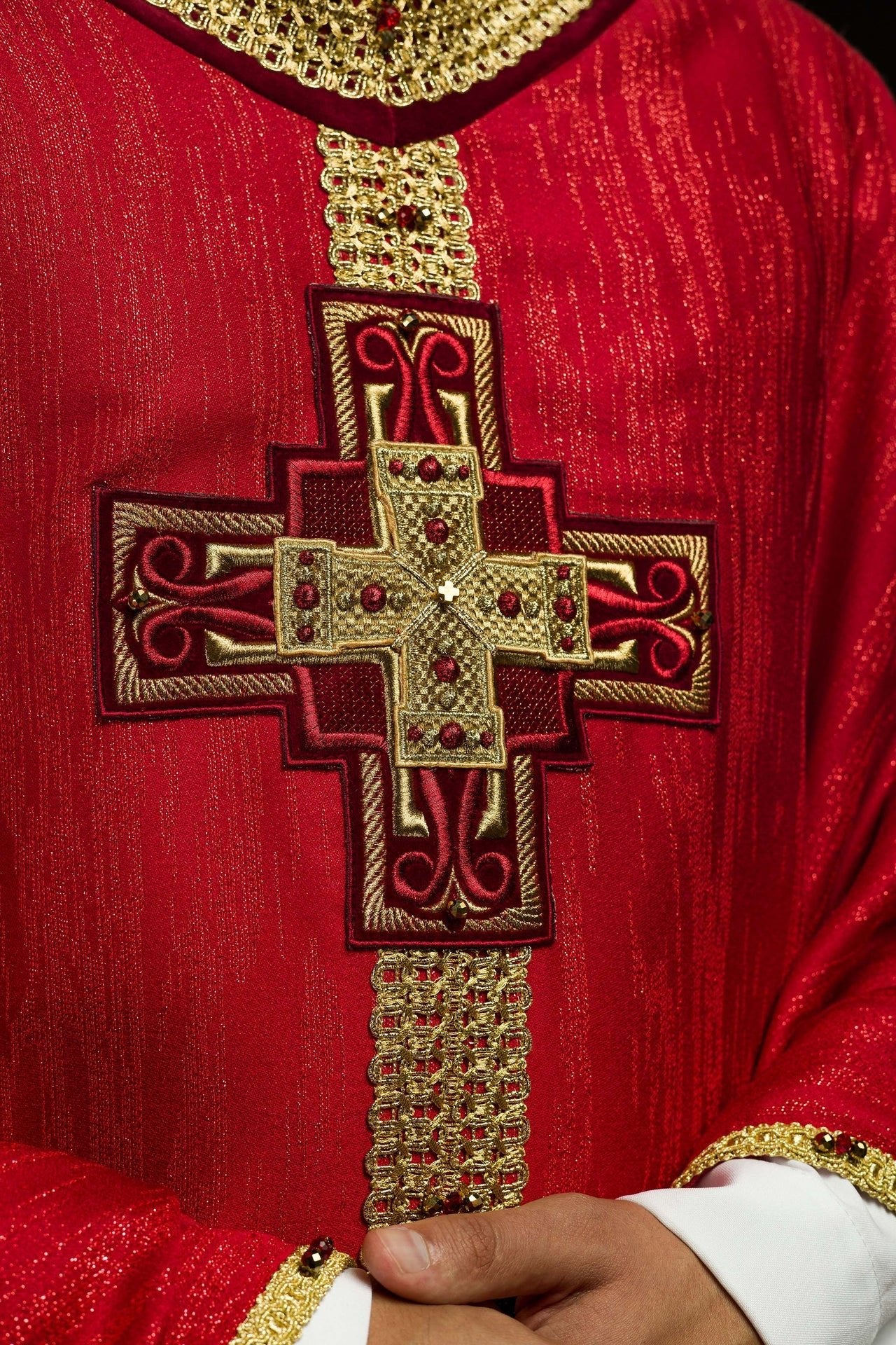 Ręcznie Robiony Ornat z Kamieniami Naturalnymi Czerwony - Kolekcja Handmade - SZATYLITURGICZNE.PL