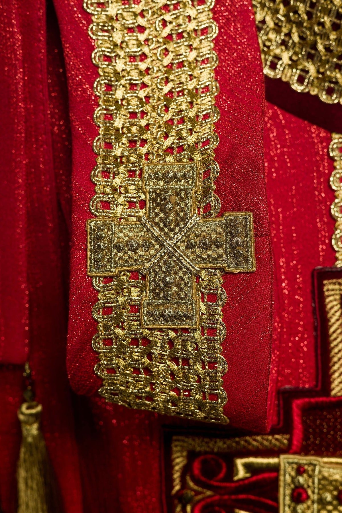 Ręcznie Robiony Ornat z Kamieniami Naturalnymi Czerwony - Kolekcja Handmade - SZATYLITURGICZNE.PL