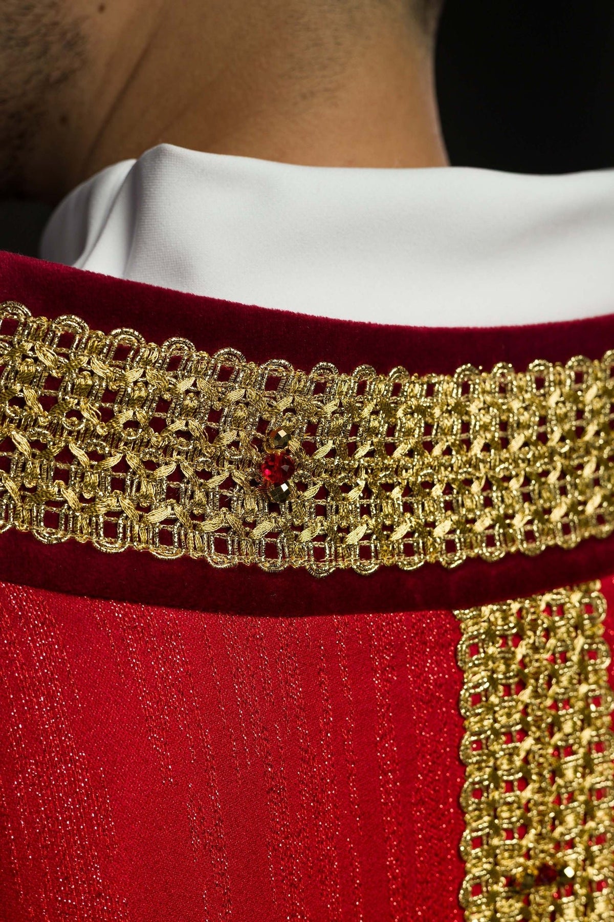 Ręcznie Robiony Ornat z Kamieniami Naturalnymi Czerwony - Kolekcja Handmade - SZATYLITURGICZNE.PL