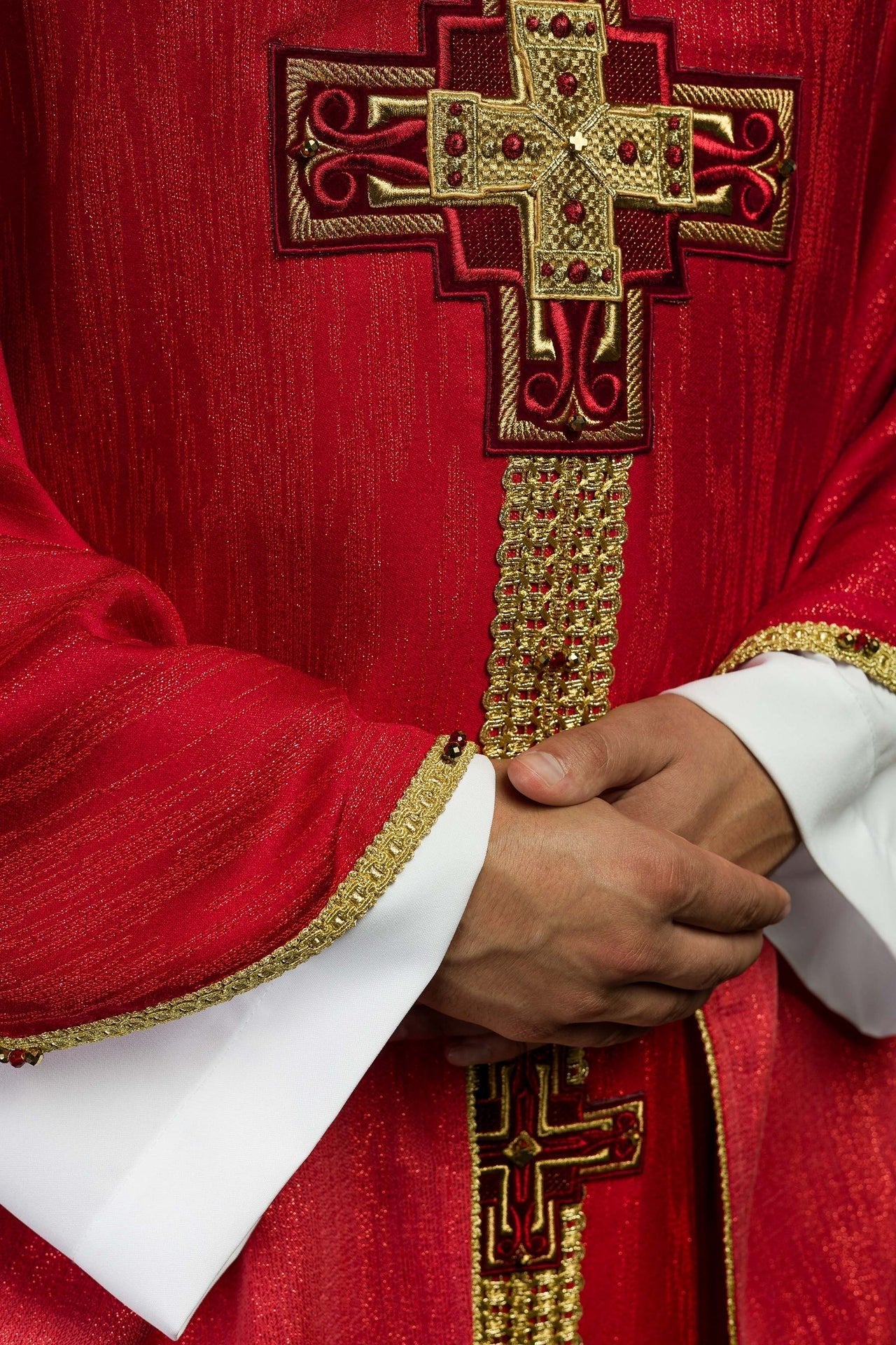 Ręcznie Robiony Ornat z Kamieniami Naturalnymi Czerwony - Kolekcja Handmade - SZATYLITURGICZNE.PL