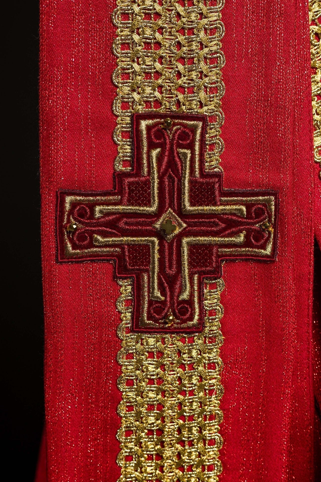Ręcznie Robiony Ornat z Kamieniami Naturalnymi Czerwony - Kolekcja Handmade - SZATYLITURGICZNE.PL