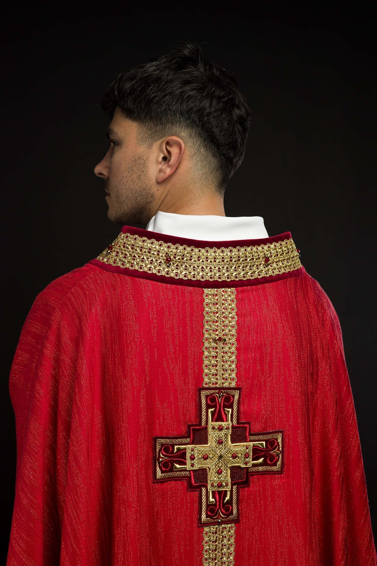 Ręcznie Robiony Ornat z Kamieniami Naturalnymi Czerwony - Kolekcja Handmade - SZATYLITURGICZNE.PL