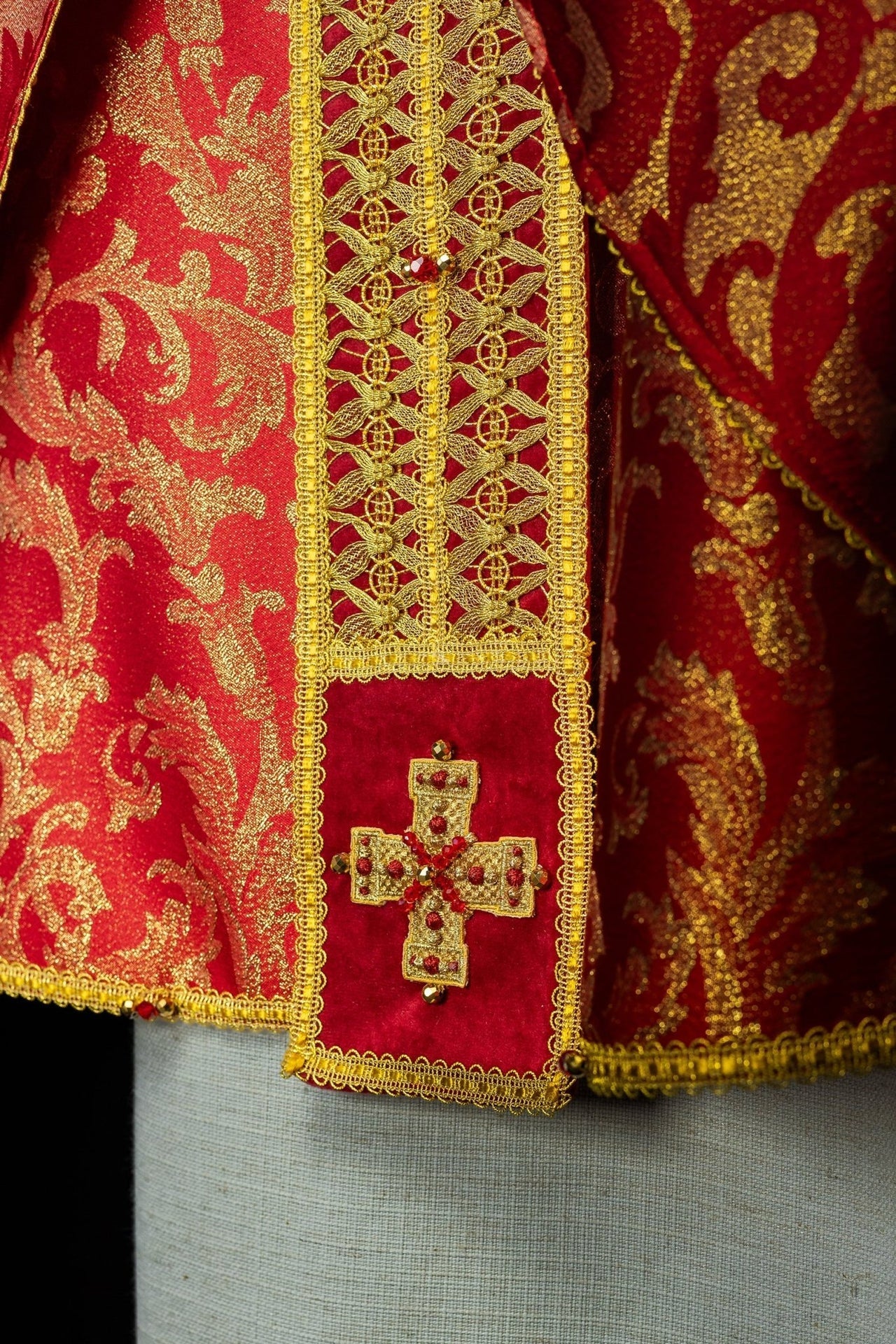Ręcznie Robiony Ornat z Kamieniami Naturalnymi - Ekskluzywna Kolekcja - SZATYLITURGICZNE.PL