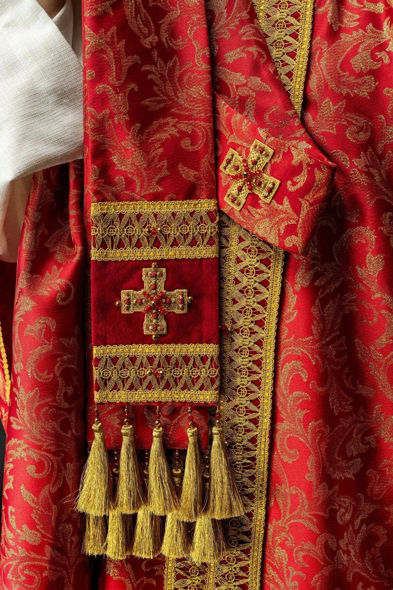 Ręcznie Robiony Ornat z Kamieniami Naturalnymi - Ekskluzywna Kolekcja - SZATYLITURGICZNE.PL