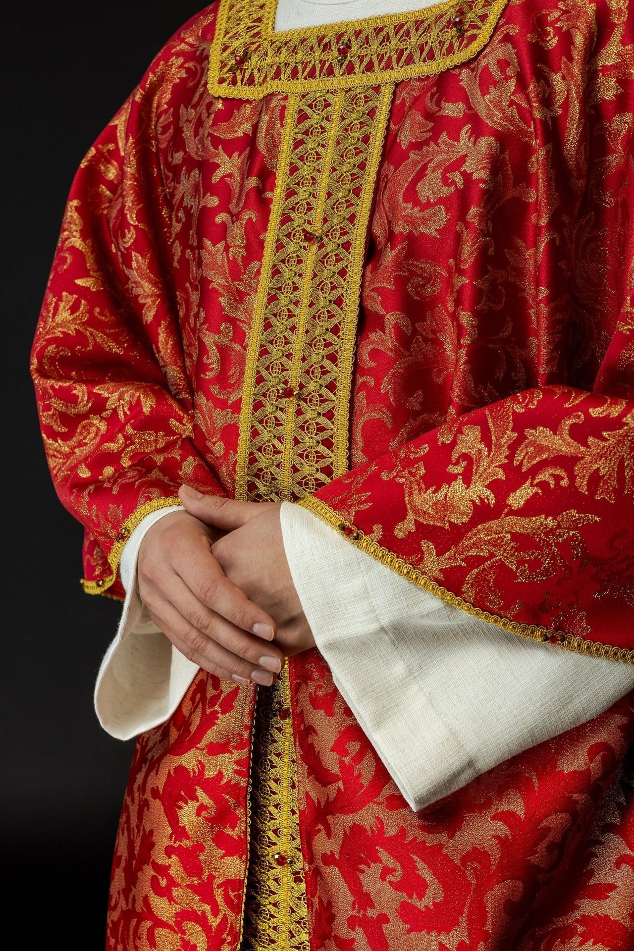 Ręcznie Robiony Ornat z Kamieniami Naturalnymi - Ekskluzywna Kolekcja - SZATYLITURGICZNE.PL