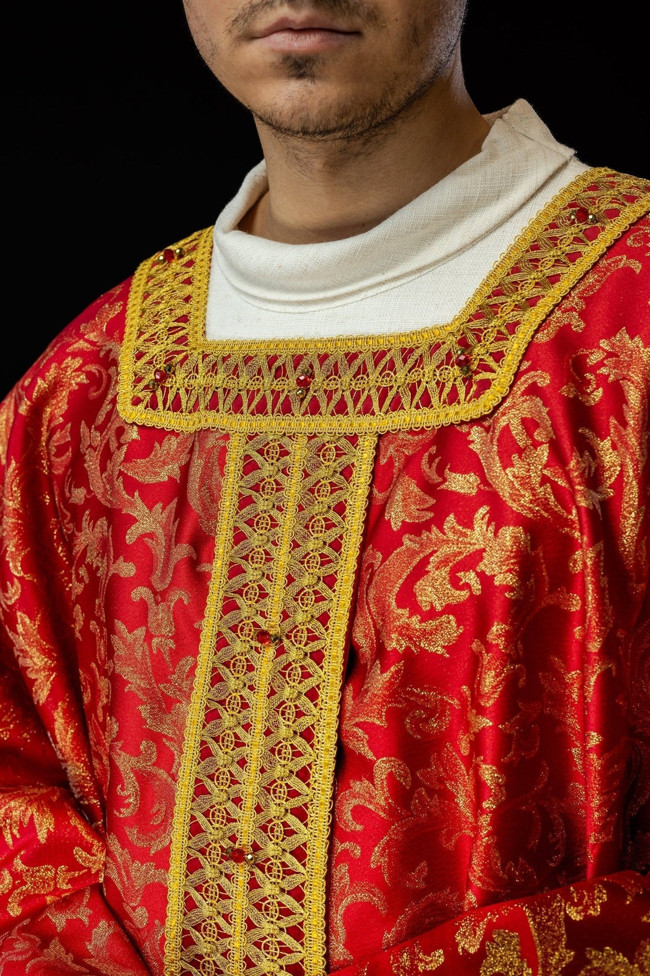 Ręcznie Robiony Ornat z Kamieniami Naturalnymi - Ekskluzywna Kolekcja - SZATYLITURGICZNE.PL