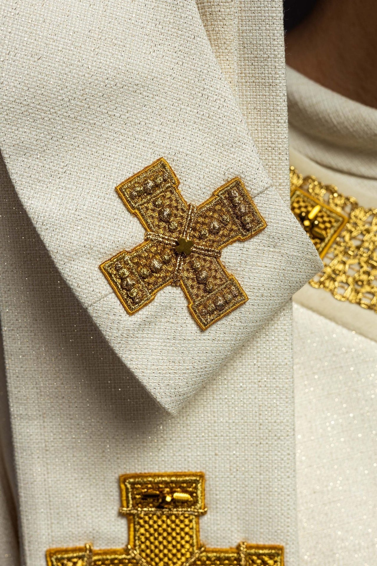 Ręcznie Robiony Ornat z Kamieniami Naturalnymi i Zielonym Pasem - Handmade 7001 - SZATYLITURGICZNE.PL