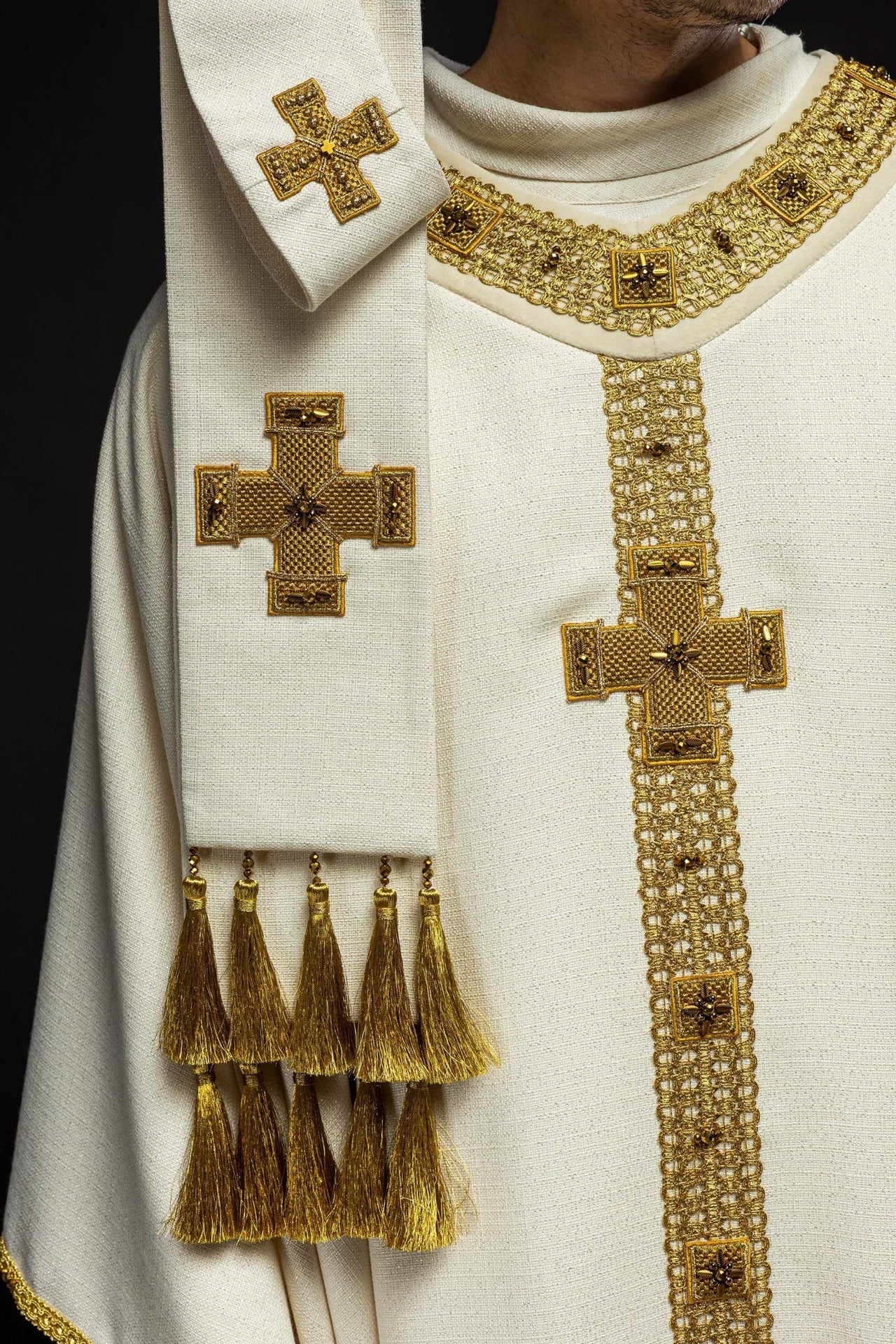 Ręcznie Robiony Ornat z Kamieniami Naturalnymi i Zielonym Pasem - Handmade 7001 - SZATYLITURGICZNE.PL