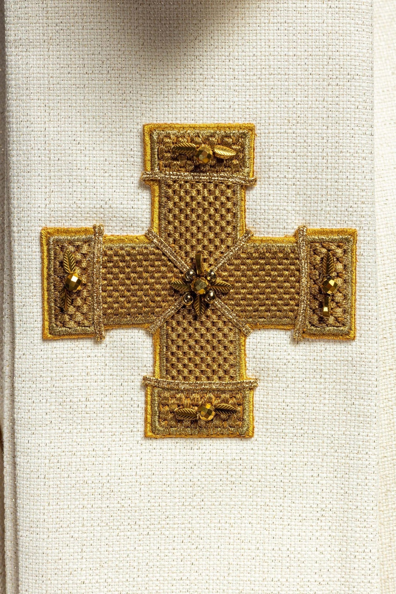 Ręcznie Robiony Ornat z Kamieniami Naturalnymi i Zielonym Pasem - Handmade 7001 - SZATYLITURGICZNE.PL