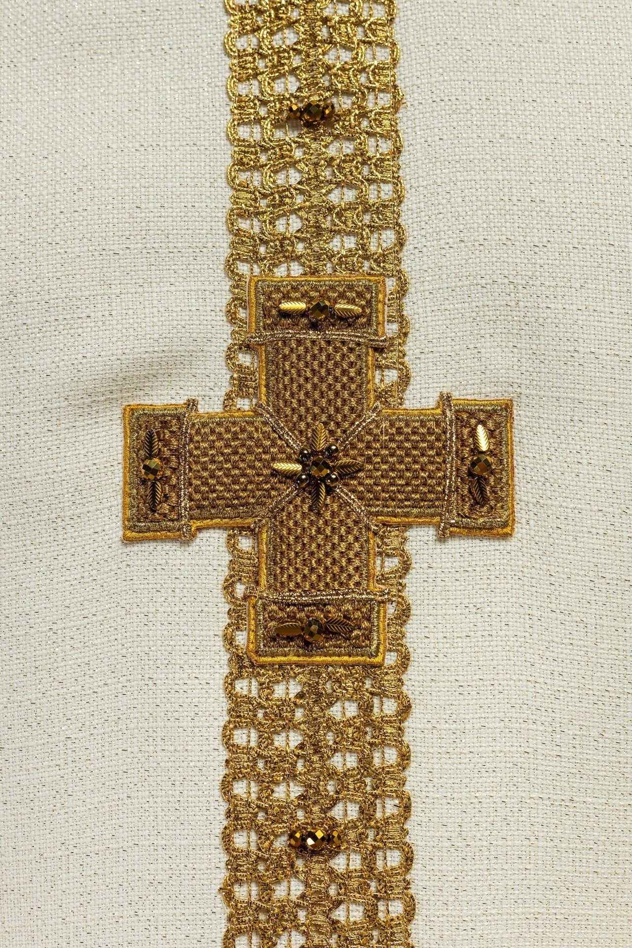Ręcznie Robiony Ornat z Kamieniami Naturalnymi i Zielonym Pasem - Handmade 7001 - SZATYLITURGICZNE.PL