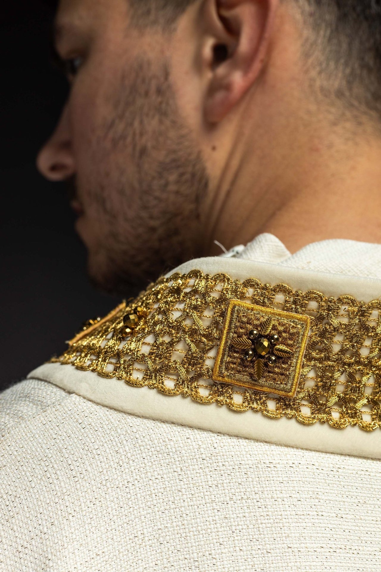Ręcznie Robiony Ornat z Kamieniami Naturalnymi i Zielonym Pasem - Handmade 7001 - SZATYLITURGICZNE.PL