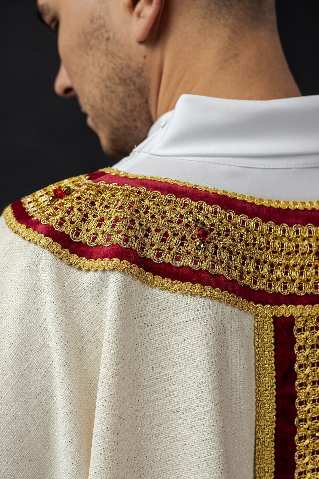 Ręcznie Robiony Ornat z Kamieniami Naturalnymi - Kolekcja Handmade 7001 - SZATYLITURGICZNE.PL