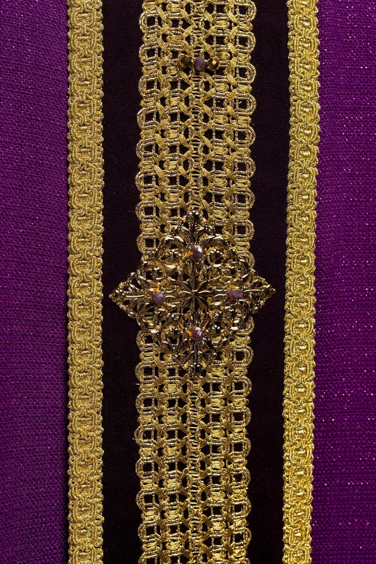 Ręcznie Robiony Ornat z Kamieniami Naturalnymi - Kolekcja Handmade 7001 - SZATYLITURGICZNE.PL