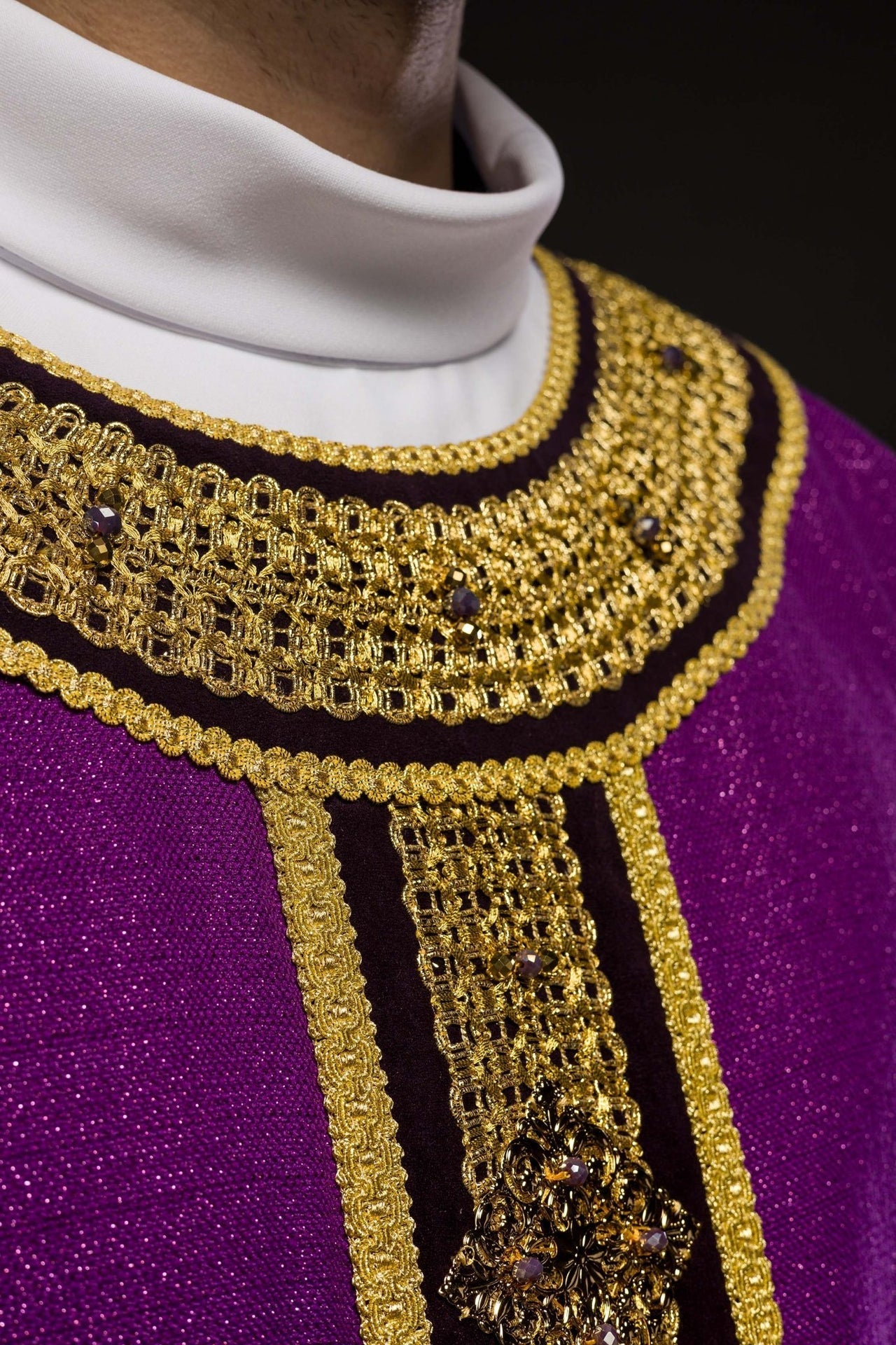 Ręcznie Robiony Ornat z Kamieniami Naturalnymi - Kolekcja Handmade 7001 - SZATYLITURGICZNE.PL
